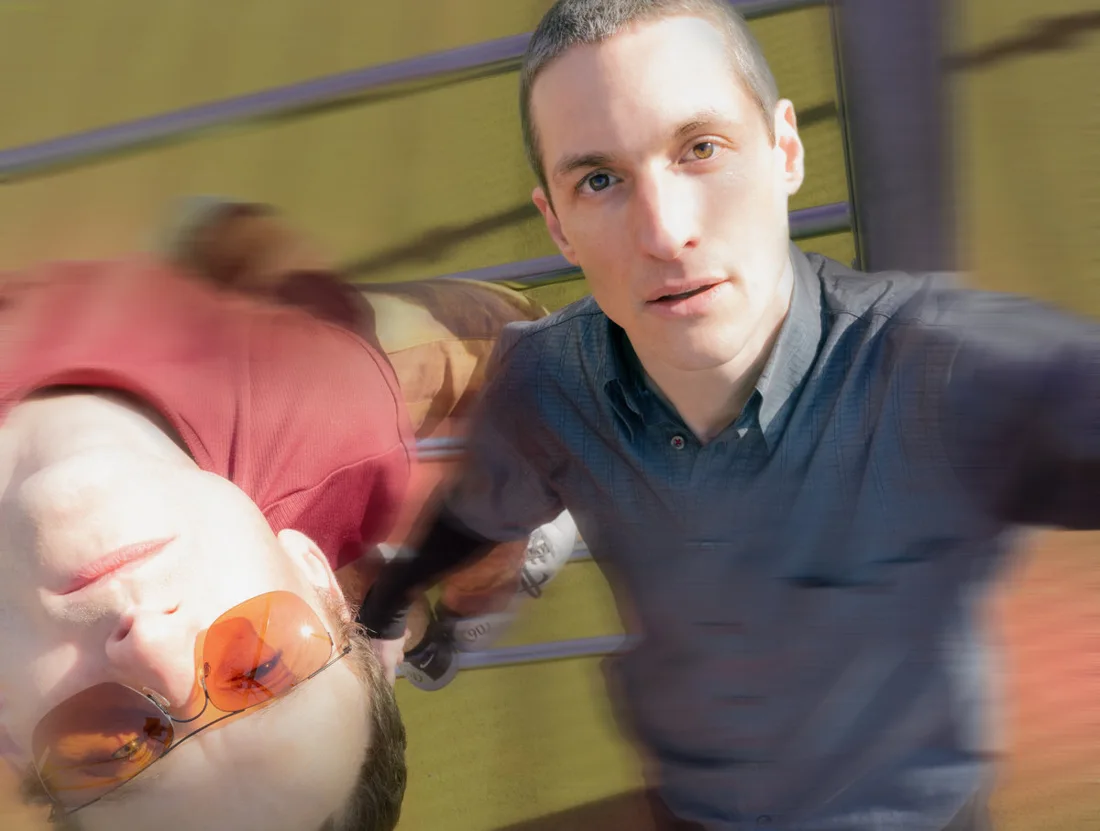 Schwefelgelb duo in a motion-blurred promotional portrait
