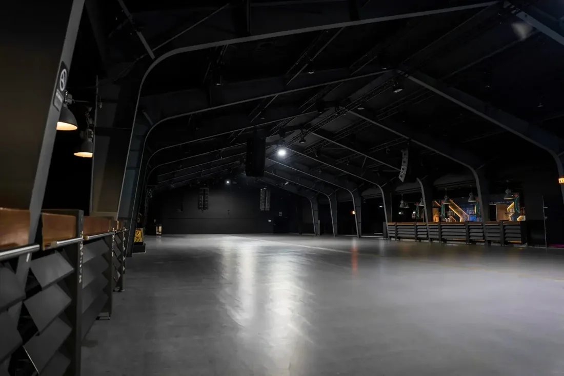 Hemkade 48 empty industrial hall with steel arches and side bar