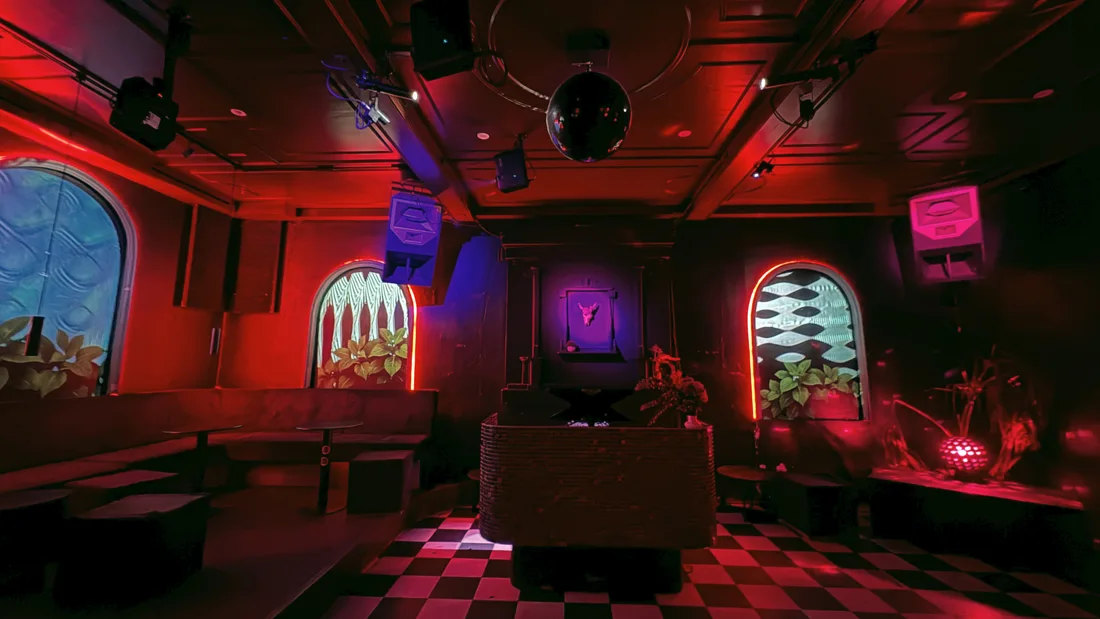 Marmorbar dancefloor with DJ booth, arched windows and checkerboard floor