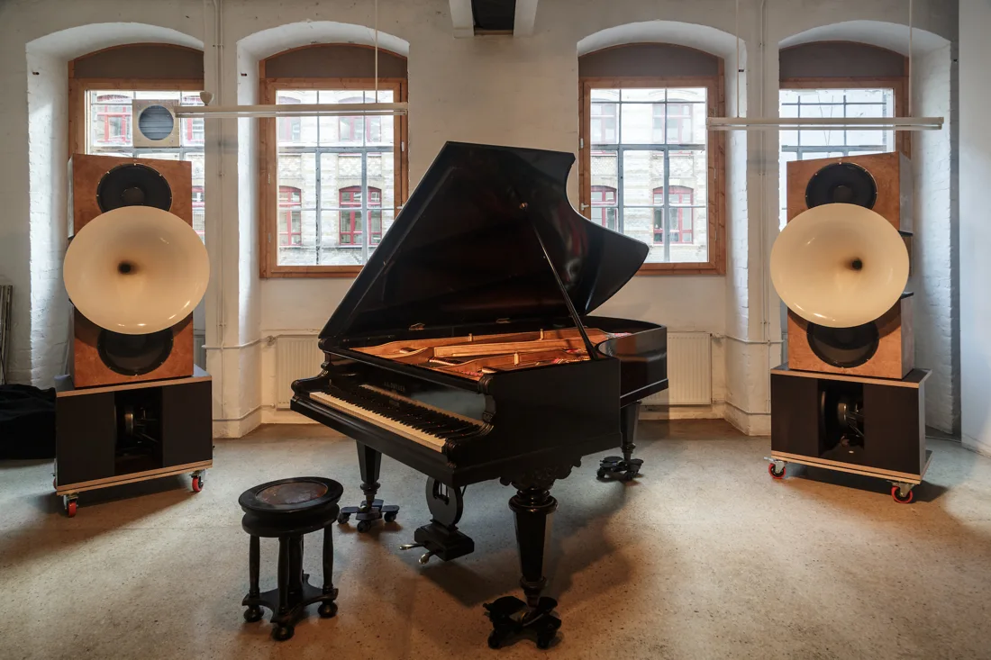 Morphine Raum studio room, grand piano between horn speakers, arched windows