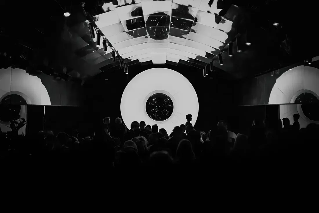 Tausend mirrored vaulted tunnel and glowing ring above a silhouetted crowd