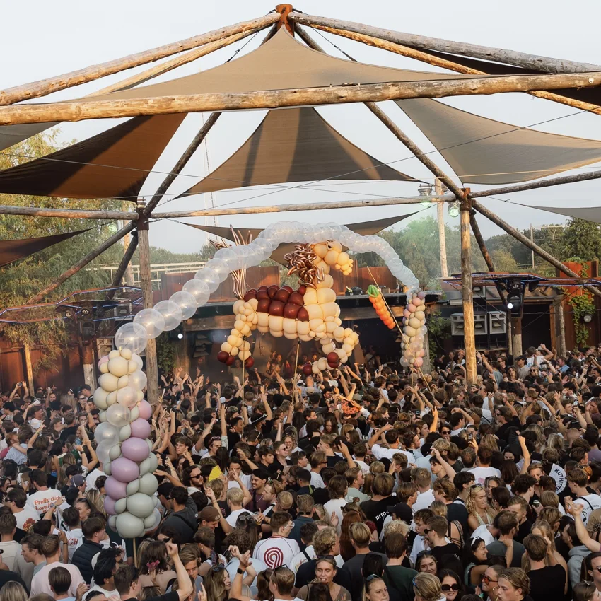 Thuishaven outdoor dancefloor under timber shade canopy, packed crowd